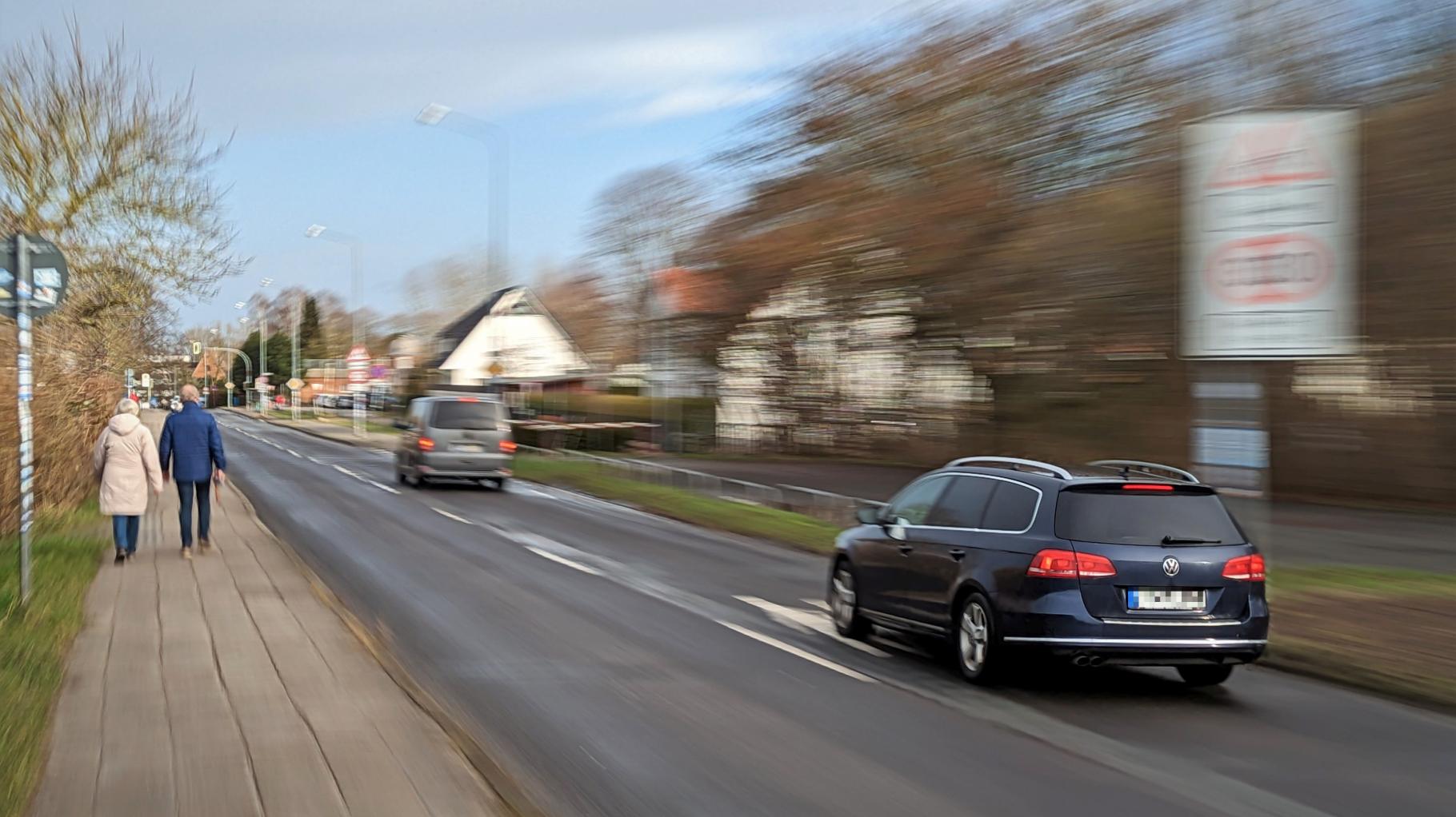 Verkehr gefährdet Schüler und Radfahrer im Groß Schwaßer Weg in Rostock
