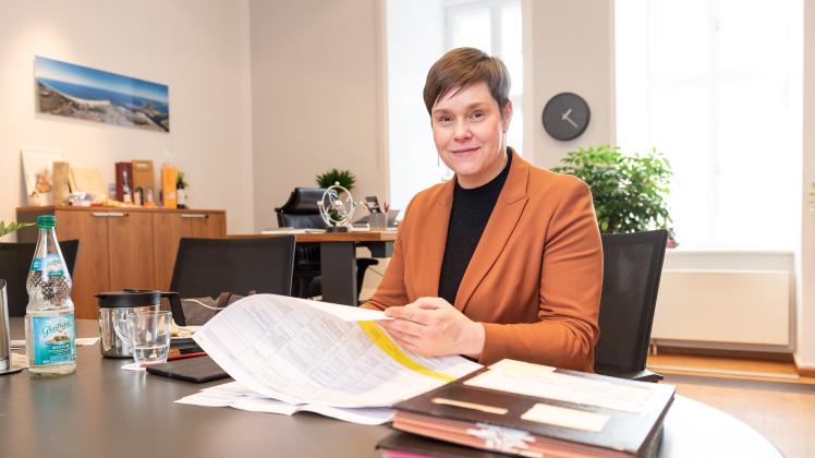 An ihrem ersten Arbeitstag als Rostocks Oberbürgermeisterin am 1. Februar hat Eva-Maria Kröger bereits die ersten Akten und Pläne auf dem Tisch.