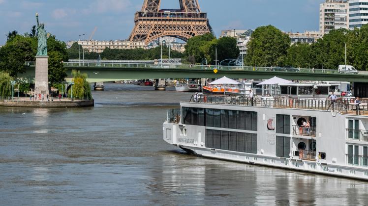 Bereits vier solcher Flusskreuzfahrtschiffe fahren von Viking durch Paris auf der Seine.