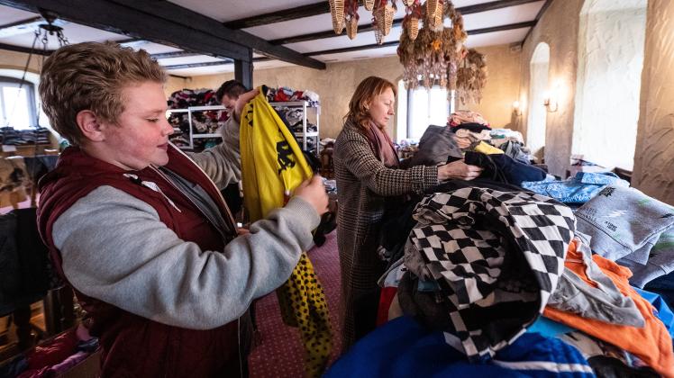 Gräfin von Hardenberg organisiert Kleiderbörse für Flüchtlinge