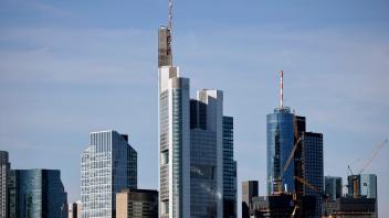 Die Frankfurter Skyline mit den Türmen verschiedener Bankhäuser. Als Frankfurter Bankenviertel wird ein innerstädtisches