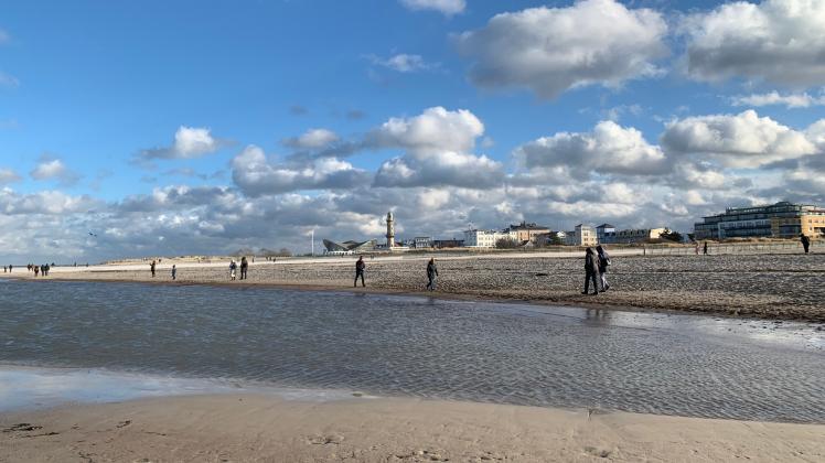 Die warmen Januartage nutzten viele für einen Spaziergang am Warnemünder Strand. 