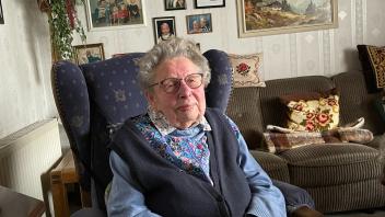 Anlässlich ihres 100. Geburtstages feiert Maria Schmidt im Gasthaus Buller in Glandorf. 