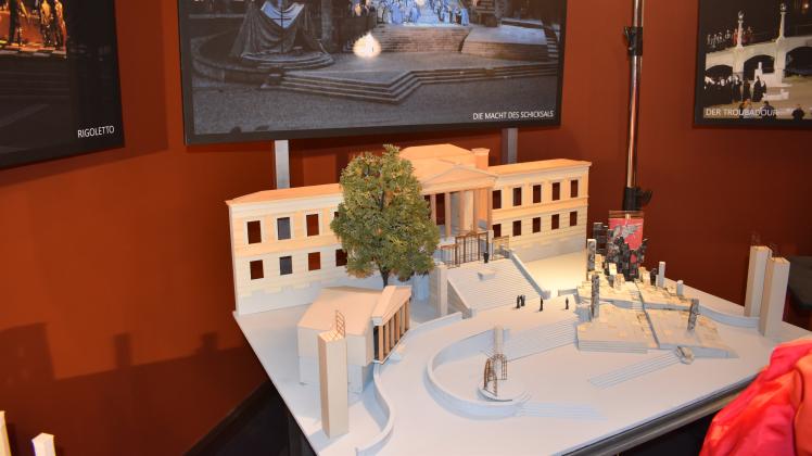 Modelle von den Bühnenbildern der Schlossfestspiele auf dem Alten Garten sind in der Ausstellung zu sehen.