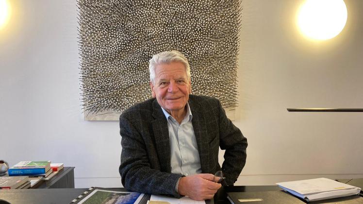 Was sind Menschenrechte? Über diese Frage spricht Ole im Kinderpodcast „Ole schaut hin“ mit dem ehemaligen Bundespräsidenten Joachim Gauck.