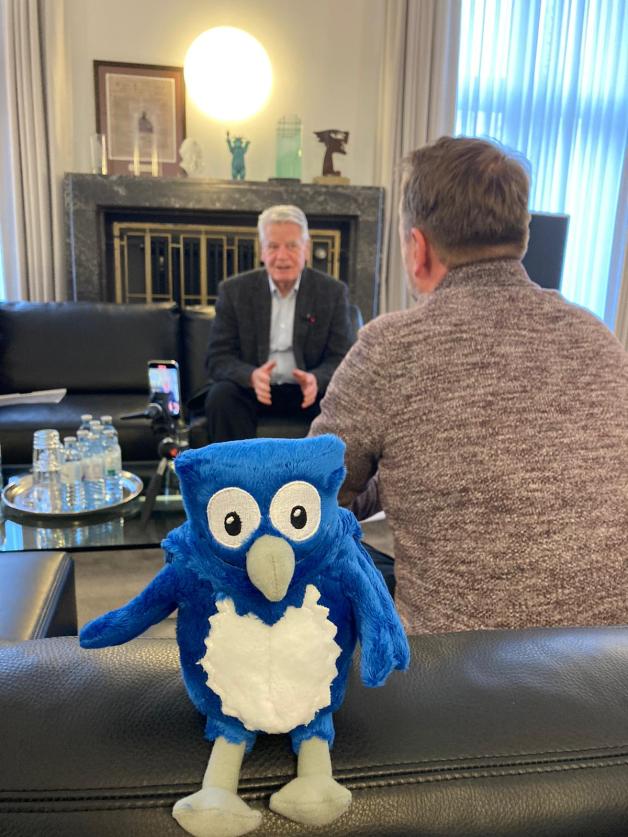 Im Gespräch mit der blauen Eule: Ole zu Gast beim ehemaligen Bundespräsidenten Joachim Gauck