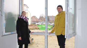 Wenn erst der Garten angelegt ist, haben auch Bettina Schubert und Sebastian Büscher aus dieser Wohnung einen gepflegten Blick auf die Seniorenwohnanlage gegenüber.