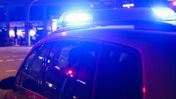 Polizei mit Blaulicht im Einsatz DEU, Deutschland, Hamburg: Einsatzwagen der Hamburger Polizei ist mit eingeschaltetem B