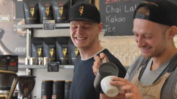 Storemanager Julius und Scuderia-Chef Leonard beim Kaffeemachen hinter dem Tresen in Husum. Die Zubereitung ebenso wie Sortenauswahl, Direktkauf und Röstung gehören bei dem Kieler Start-Up dazu.