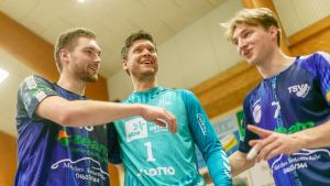 Austausch nach dem Spiel: Niklas Landin mit den Sieverstedtern Lennard Dahlhoff und Mads Hilgenstöhler.