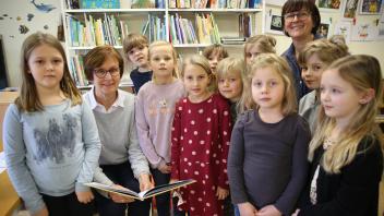 Vorlesetag in der Stdtbibliothek, Karin Taubenheim mit Hortkindern Klasse 1 und 2