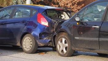Links im Bild zusehen ist das Auto der 33-Jährigen. Rechts: Das Fahrzeug des Unfallverursachers.