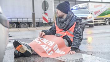 Straßenblockade der Letzten Generation in Aalen, 21.11.2022, Baden-Württemberg, Aalen: Fünf Klimaaktivisten der Gruppe Â