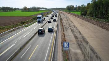 Autobahnverkehr - Baustellen auf Autobahnen führen oftmals gerade in der Urlaubszeit zu massiven Verkehrsbehinderungen.