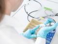 Laborantin beim Testen