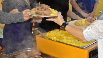 Essen für den guten Zweck: Das 2. Eisbeinessen in der Gemeinde Friedrichsruhe, der Erlös geht an die Feuerwehr