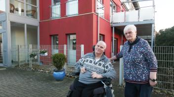 Hauke Schultz und seine Mutter Jutta sind 2016 in das Gebäude in der Asmussenstr. 34a eingezogen. Ihr Traum von der barrierefreien Wohnung im Zentrum Husums wurde bald zum Schimmel-Alptraum.