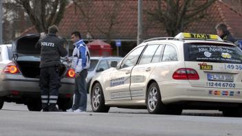 Eine Zivilstreife der Polizei stoppt vor dem Bahnhof in Pattburg im Februar erneut ein Taxi mit Ausweislosen.der Taxifahrer wird festgemmen und geht in Sonderborg in U-Haft
