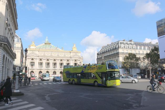 Sightseeing Bus vor der Opera Garnier: So bekommt man einen ersten Überblick. 