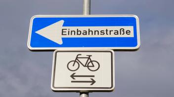 Schild Einbahnstraße, Radfahrer in beiden Richtungen frei, Sachsen-Anhalt, Deutschland, Europa *** Sign one-way street,