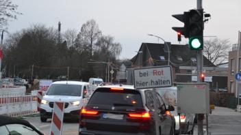 Trotz Grün kein Durchkommen: Wenn Autofahrer noch unbedingt bei Gelb über die Ampel an der Baustelle wollen, geht an der Hamburger Straße dieser Tage schnell für beide Richtungen gar nichts mehr.
