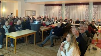 Über 100 Besucher kamen zur ersten Infoveranstaltung für ein Nahwärmeprojekt für Winnemark und Karlsburg in den Gasthof Victoria. Eingeladen hatten Katrin und Frank Petersen vom Hof Hestemaas., die eine Biogasanlage betreiben.