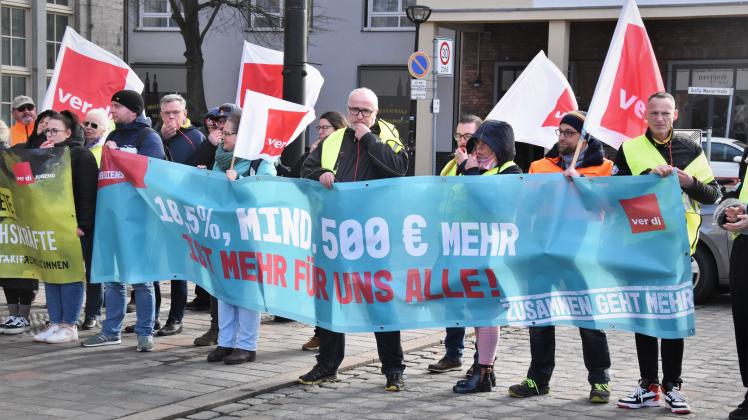 Dutzende Angestellte aus dem öffentlichen Dienst versammelten sich am Freitag vor dem Rostocker Rathaus, um eine Anpassung ihres Gehaltstarifes zu fordern.