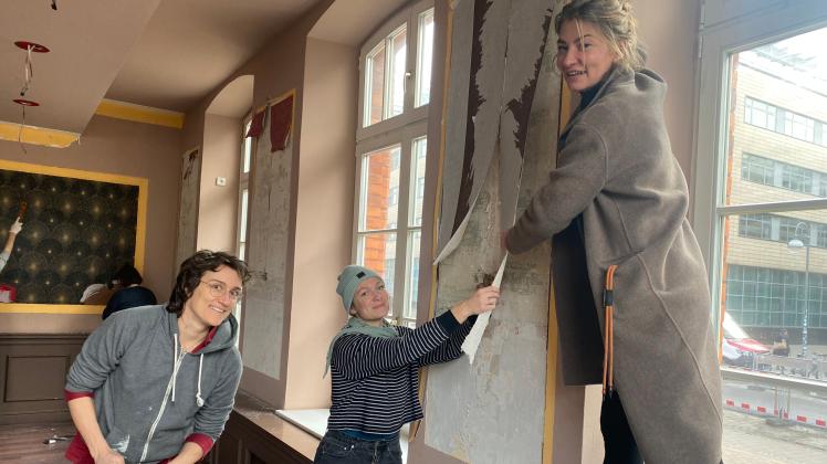 Gemeinsam im Einsatz für die Gestaltung des neuen Warnow Valley Lab in der alten Knabenschule in Rostock: Karolin Quandt (r.), Bentje Lehmann und Veronika Busch. 