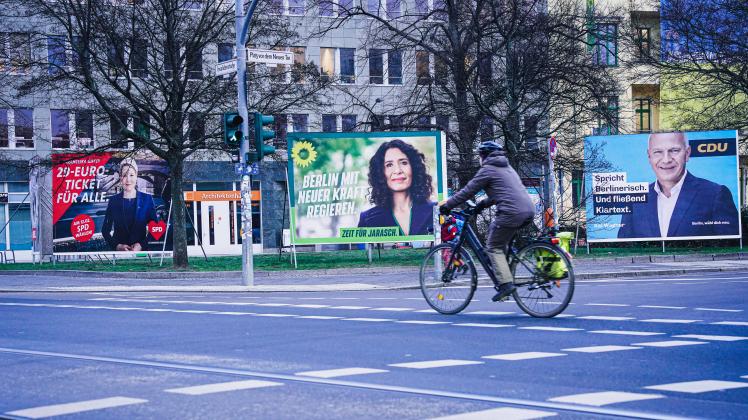Wahlplakat Wiederholungswahl fuer das Abgeordnetenhaus in Berlin Wahlplakate in Berlin fuer die Wiederholungswahl des Ab