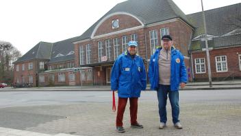 Georg Niedziella (links) und Dirk Janz sind die letzten verbliebenen aktiven Ehrenamtler der Bahnhofsmission in Schleswig.
