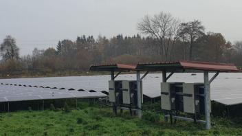 So wie in diesem Beispiel könnte der Solarpark Nüchel einmal aussehen.