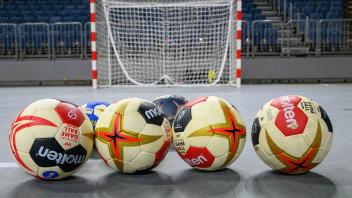 Handbaelle liegen auf dem Boden, im Hintergrund ein Handball-Tor, allgemein, feature, Randmotiv, Symbolfoto Pressekonfer