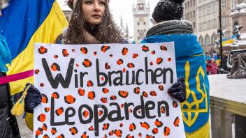 Demonstrantin mit Plakat Wir brauchen Leoparden, Ukrainer in München demonstrieren auf dem Marienplatz für die Lieferung