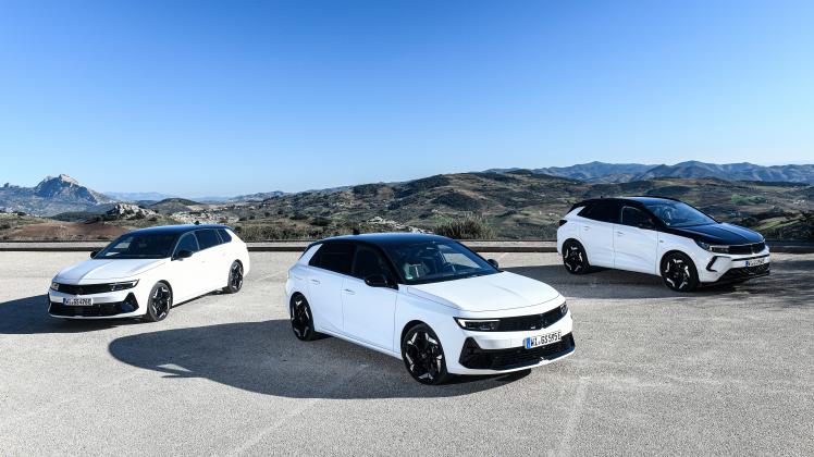 Opel führt seine neue Submarke GSe beim Astra Kombi (l.), dem Astra (Mitte) sowie dem SUV Grandland ein. 
