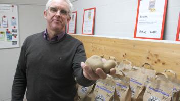 Carsten Fedder vermarktet seine Kartoffeln direkt. 2022 ging die Nachfrage im Hofladen zurück.