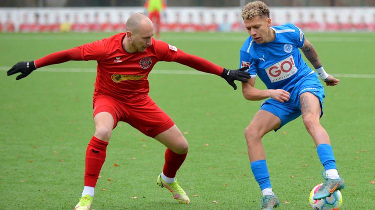 Zuletzt gegen FCE Rheine bezogen Nils da Costa Pereira (rechts) und die Sportfreunde eine Niederlage. Gegen TuS Bövinghausen wollen sie am Samstag erfolgreich ins neue Jahr starten.