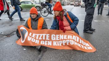 Klimakleber blockieren den Verkehr auf der Sonnenstraße, Protestaktion der Letzten Generation, München, 20.12.2022 Deuts