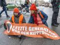 Klimakleber blockieren den Verkehr auf der Sonnenstraße, Protestaktion der Letzten Generation, München, 20.12.2022 Deuts