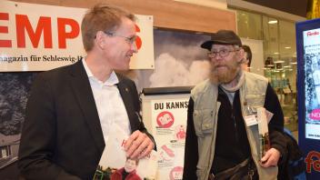 Ministerpräsident Daniel Günther (l.) im Gespräch mit „Hempels“-Verkäufer Berni Boriesosdiek (67), der seit 23 Jahren das Straßenmagazin verkauft.   