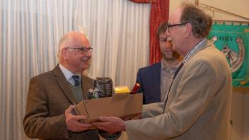 70 Jahre gehört Dr. Peter Feddersen dem Ostholsteiner Reiterverein (ORV) an und freut sich über ein besonderes Dankeschön vom Vorsitzenden Horst Richtarsky.