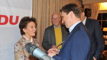 Für 50-jährige Mitgliedschaft in der CDU ehrte der neue CDU-Landesvorsitzende Sebastian Lechner Helga Kevenhörster-Mengelkamp und Wilhelm Menke.