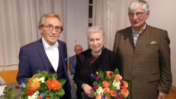 Der neue Vorsitzende des Kunst- und Museumsvereins Schwerin, Norbert Bosse (r.), gratuliert Dr. Hela Baudis und Dr. Klaus Gollert zur Ernennung zu Ehrenmitgliedern des Vereins.