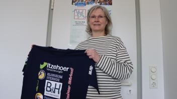 Störlauf-Organisatorin Susanne Hansen präsentiert das aktuelle Shirt für die Ausgabe 2023 – diesmal in dunkelblau.