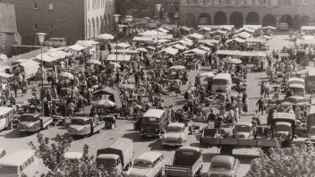 Ganz schön was los: Im Juni 1963 fand der Wochenmarkt noch auf dem Hans-Böckler-Platz statt.