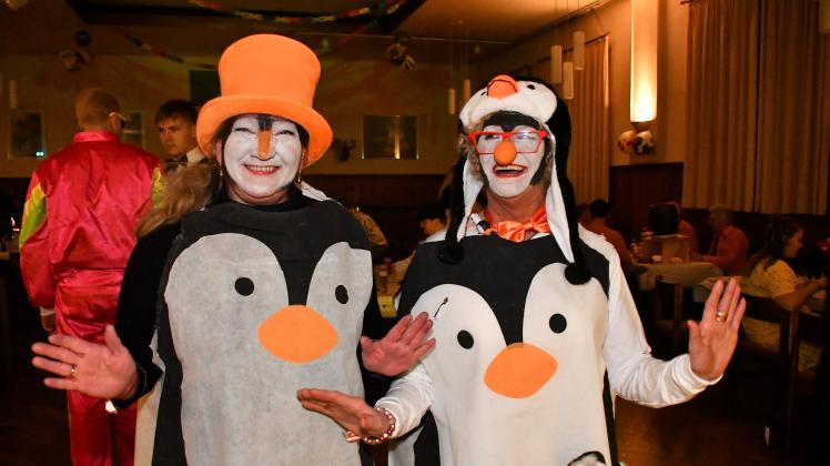 Als Pinguine kamen die beiden Freundinnen im Alter von 48 und über 60 Jahren.