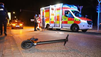 Eine E-Scooter-Fahrerin wurde in der Edendorfer Straße in Itzehoe schwer verletzt.