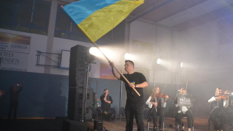 ,,Prime Orchestra” in Rantrum: Sänger Maksym schwingt die Ukraine-Flagge