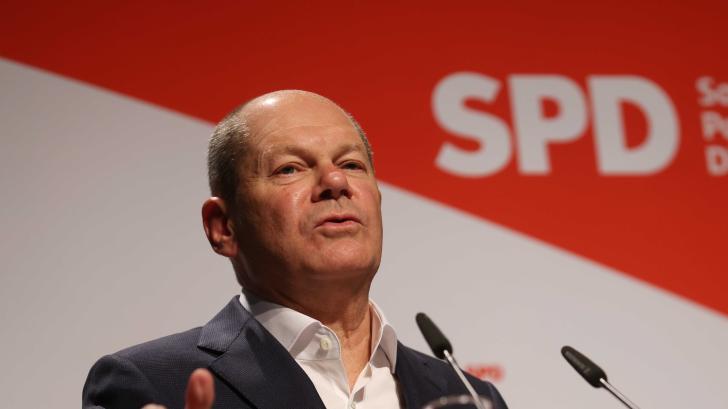 Bundeskanzler Olaf Scholz besucht den Landesparteitag der Nord-SPD in Husum und begrüßt die Genossen mit einem „Moin“.