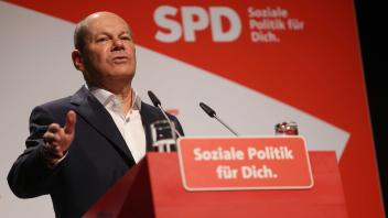 Bundeskanzler Olaf Scholz besucht den Landesparteitag der Nord-SPD in Husum und begrüßt die Genossen mit einem „Moin“.