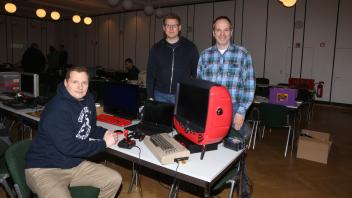 Thorsten Falk (von links), Stefan Scheel und Detlef Willmann gehören zum Vorstand des Vintage Computer Clubs Moorrege.